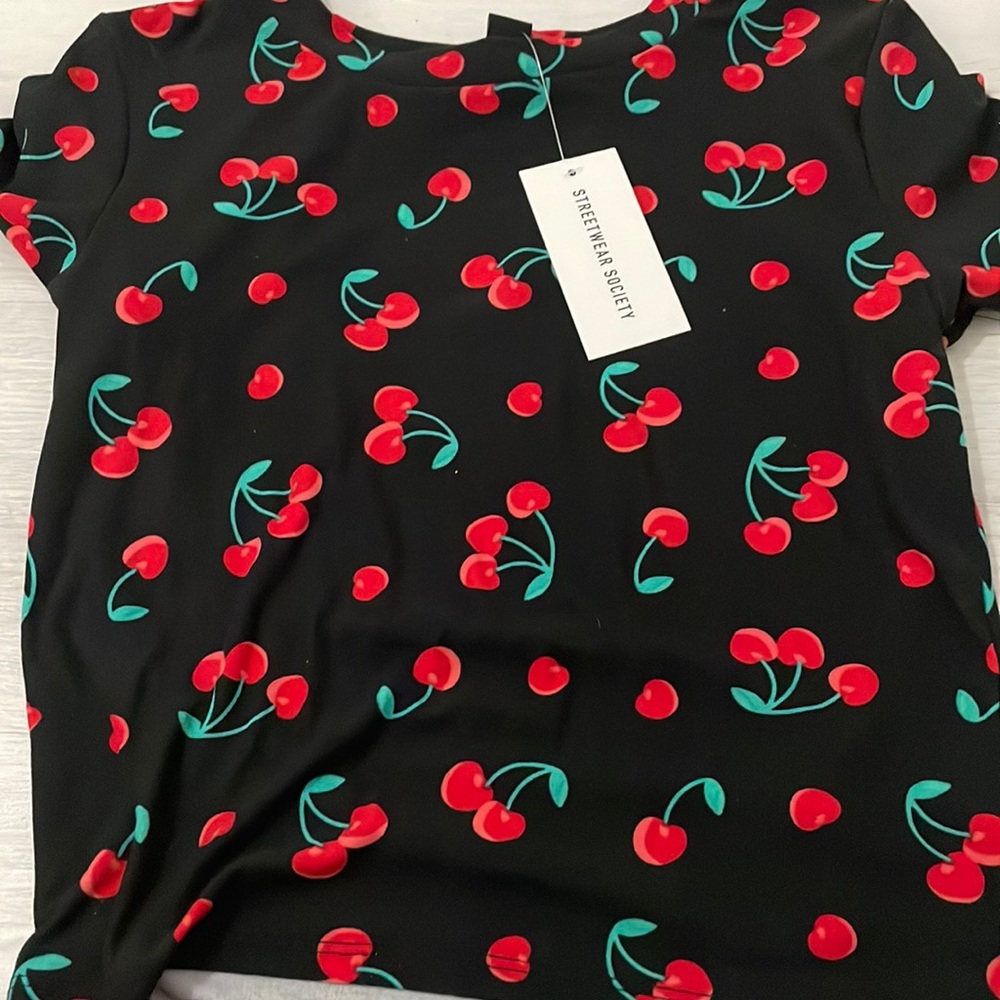 very cute crop top.